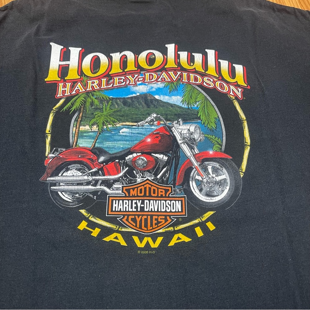 Vintage Harley-Davidson HonoluluHawaii T-Shirt with Red Motorcycle Graphic
